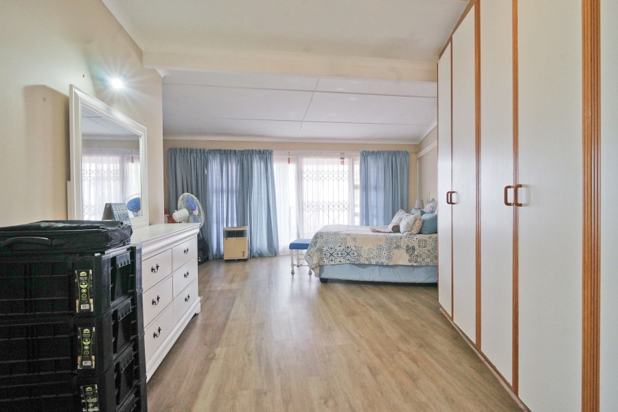 5 Bedroom Property for Sale in Winterstrand Eastern Cape